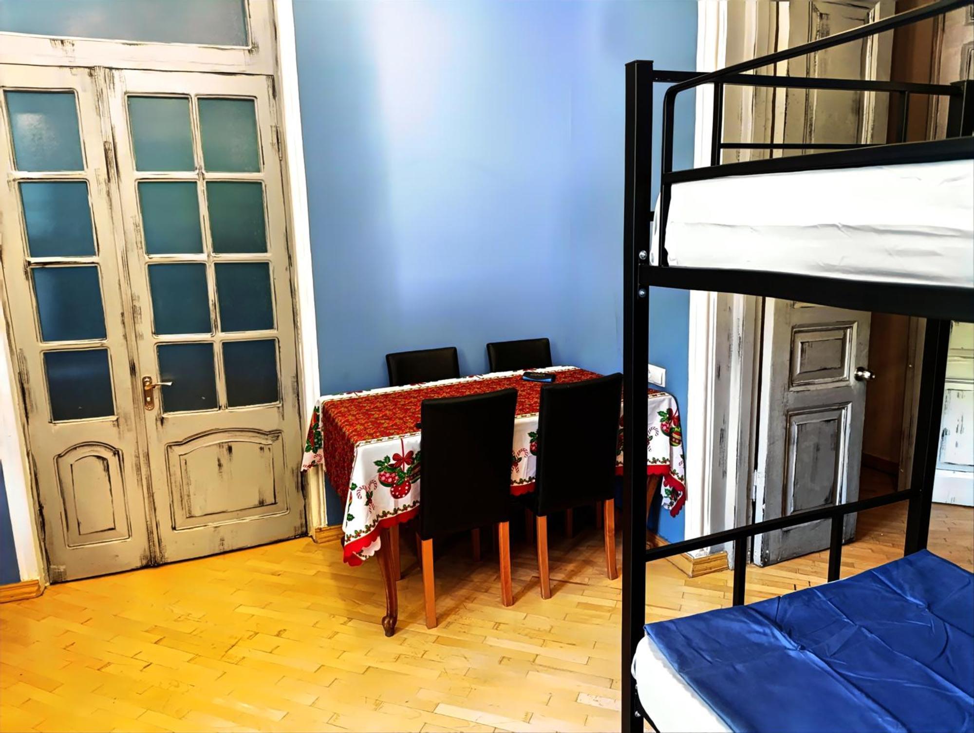 J Square Hostel Тбилиси Екстериор снимка
