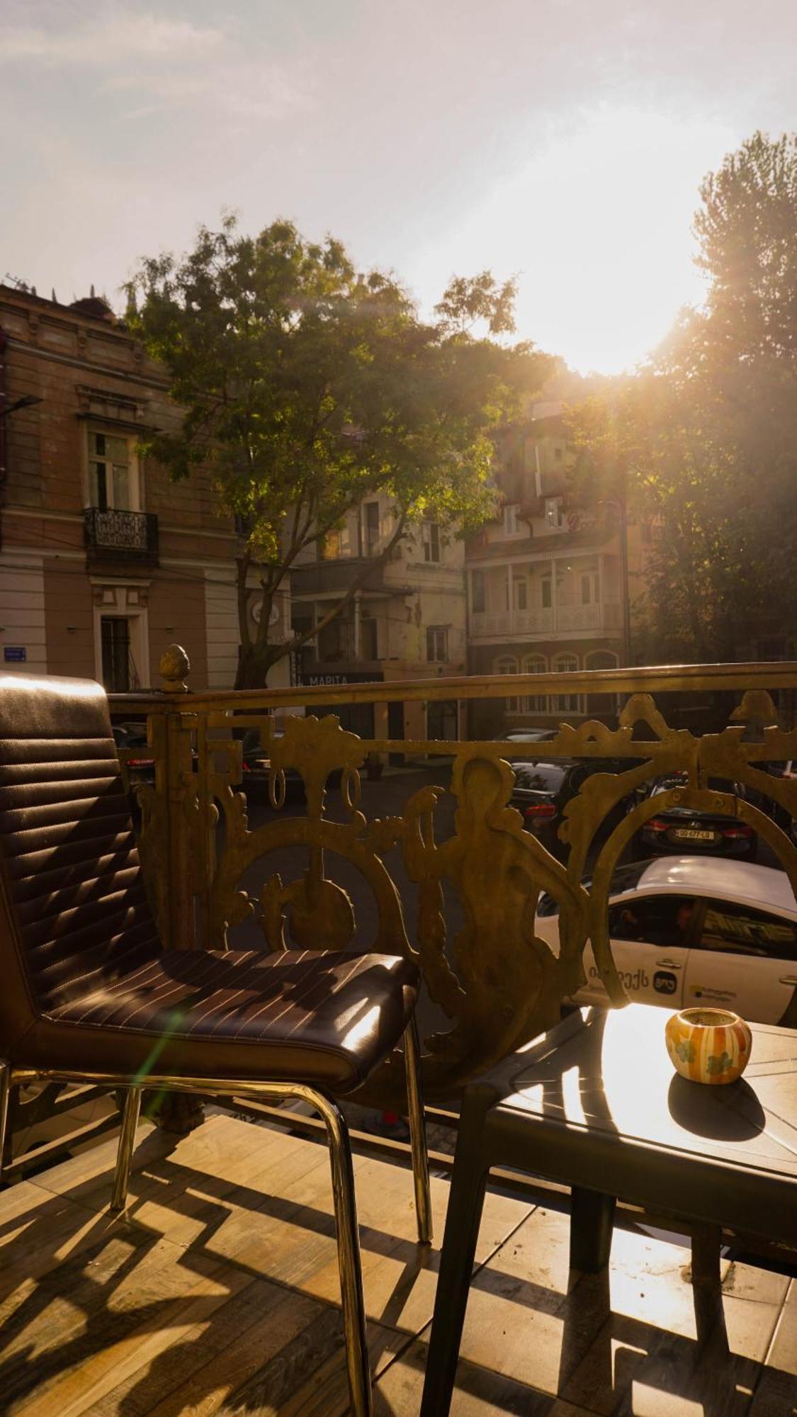 J Square Hostel Тбилиси Екстериор снимка