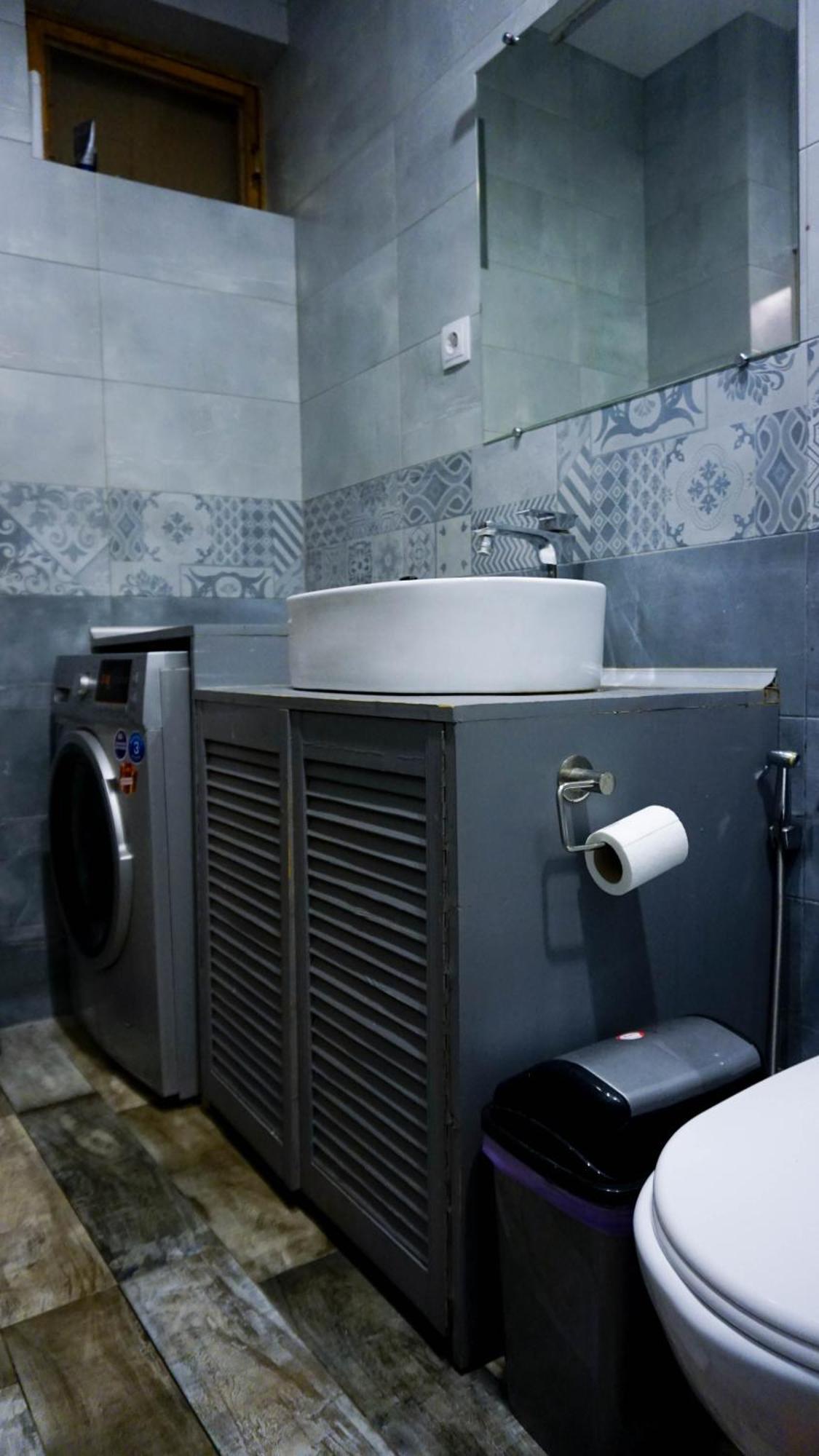 J Square Hostel Тбилиси Екстериор снимка